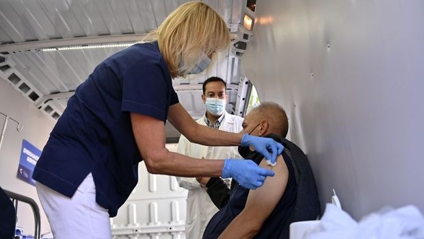 Yunanistan Sağlık Bakanı Thanos Plevris, aşı için üçüncü doz zorunlu olabilir